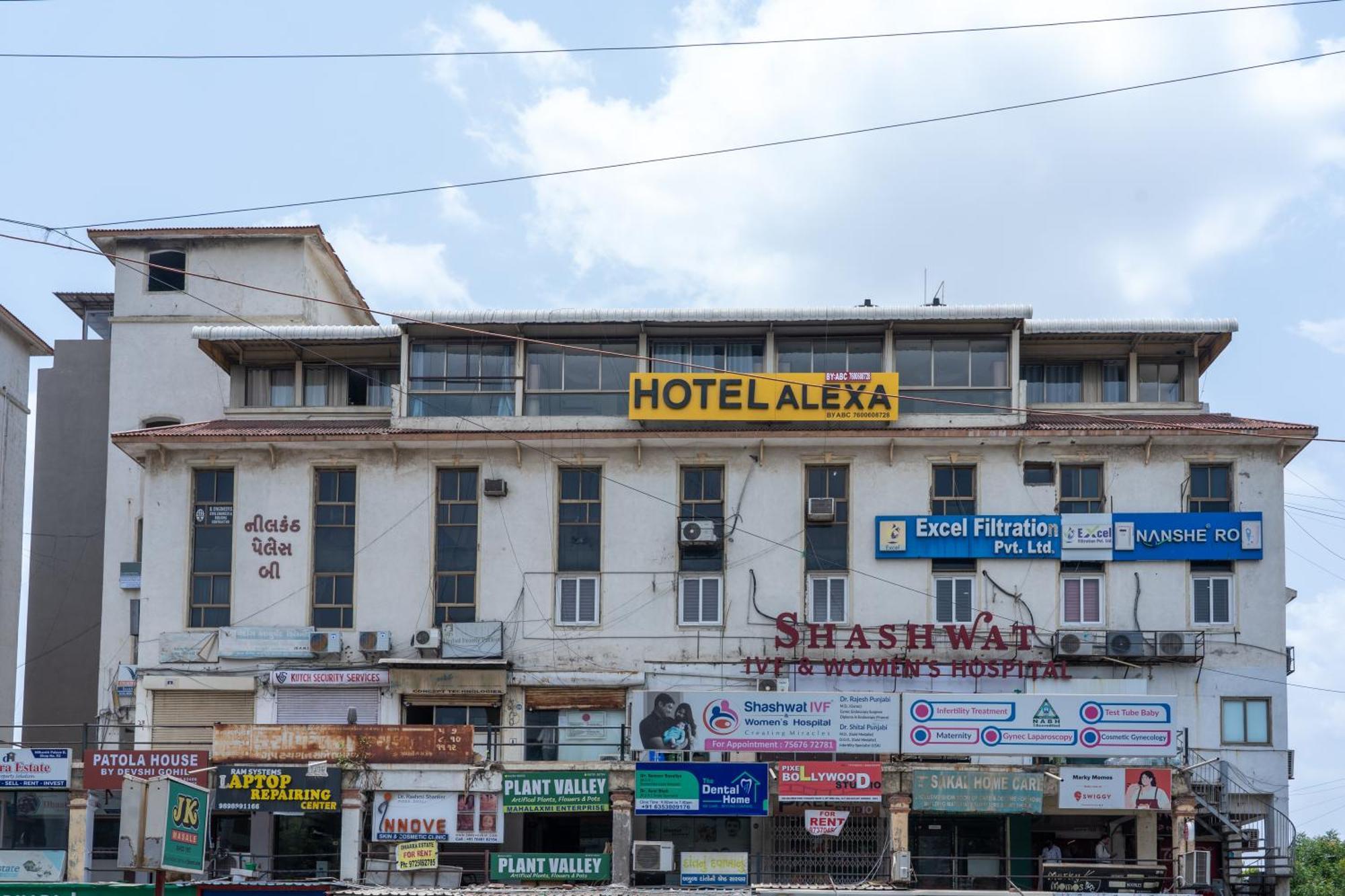 Hotel Alexa By Abc Ahmedabad Esterno foto