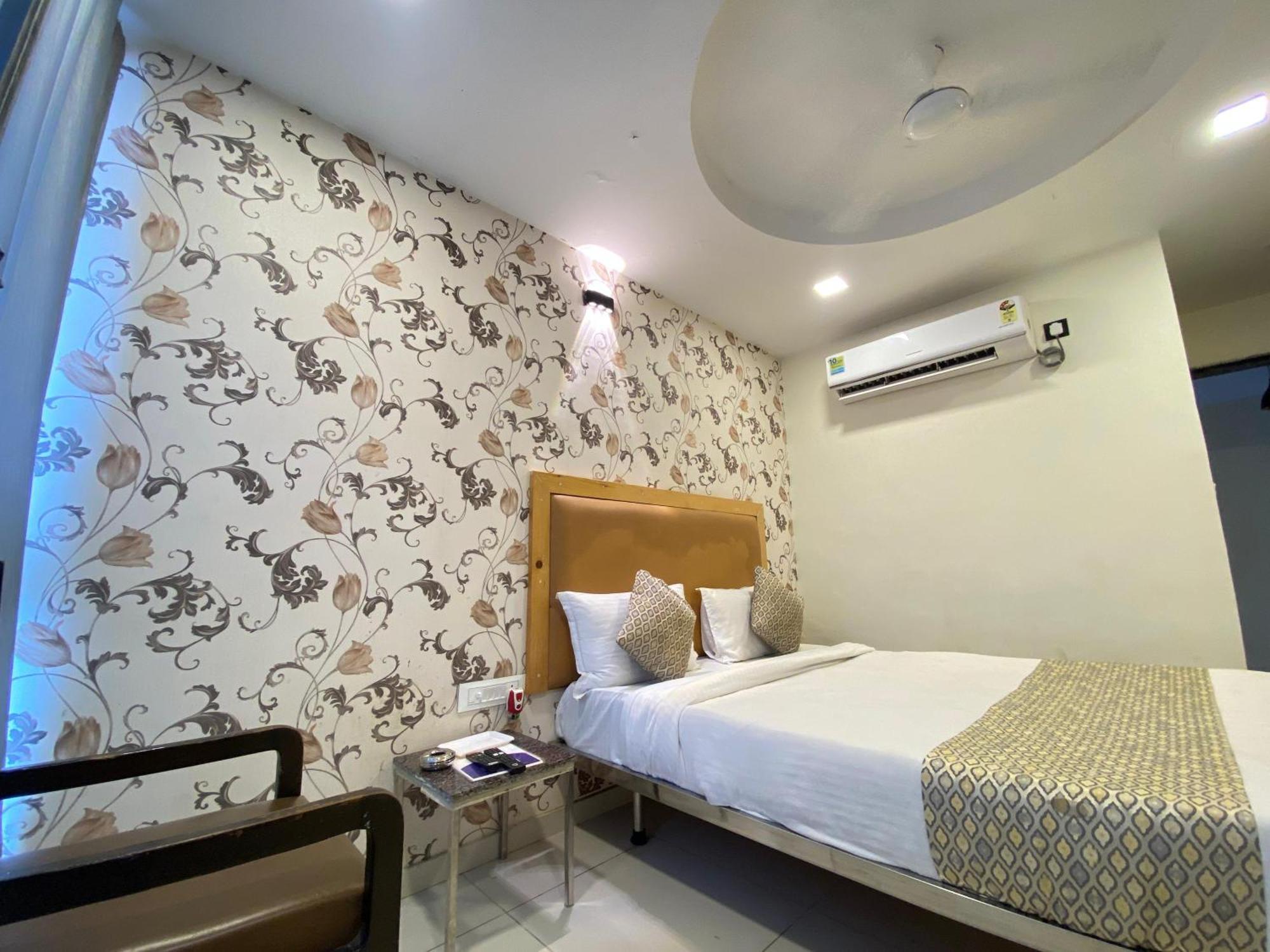 Hotel Alexa By Abc Ahmedabad Esterno foto